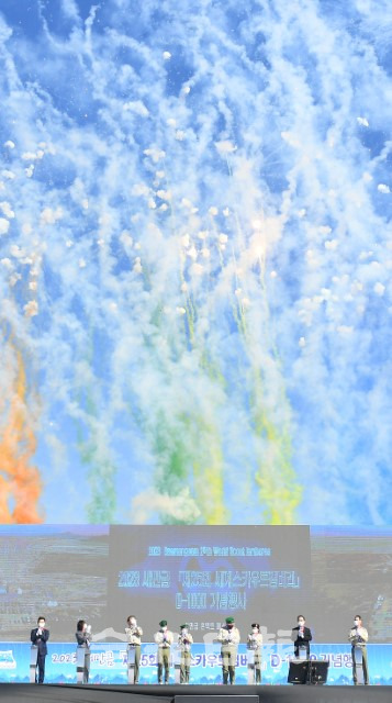 2023 새만금 제25회 세계스카우트잼버리 대회 개최 D-1000일 기념행사가 4일 새만금 게이트웨이 부지에서 열려 송하진 도지사와 김윤덕 공동 조직위원장, 김경선 여가부 차관, 권익현 부안군수, 강태선 스카우트 한국연맹 총재, 스카우트 대원들이 새만금잼버리대회의 성공적 개최를 기원하는 '천일의 약속'이라는 퍼포먼스로 축하 축포가 터지고 있다. /오세림 기자