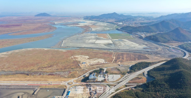 2023 새만금 잼버리가 펼쳐질 부지가 4일 새만금홍보관 뒤로 서서히 모습을 드러내며 완전 매립을 기다리고 있다. /오세림 기자