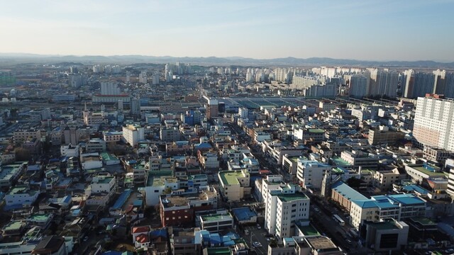 익산 구도심인 중앙동 일원과 신규 아파트가 즐비한 모현동 일대(오른쪽 위) 전경