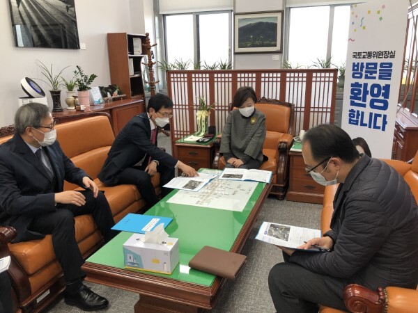 이환주 남원시장이 4일 정성호(더불어민주당) 국회 예산결산위원장을 만나 지역 현안사업을 설명하는 등 국가예산 확보의 중요성과 확보의지를 표명했다. /사진=남원시 제공