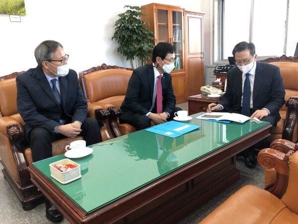 이환주 남원시장이 4일 진선미(더불어민주당) 국토위원장을 만나 지역 현안사업을 설명하는 등 국가예산 확보의 중요성과 확보의지를 표명했다. 사진=남원시 제공