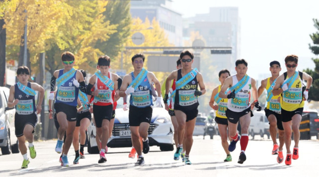 전북일보가 주최하고 전북육상연맹이 주관한 '제32회 전북 역전마라톤대회'가 시작된 5일 전북일보사 앞에서 도내 14개 시ㆍ군 선수들이 출발 총성과 함께 힘찬 레이스를 시작하고 있다. /조현욱 기자