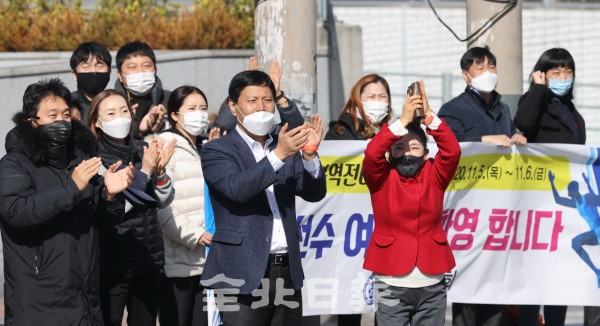 제32회 전북 역전마라톤대회가 시작된 5일 익산역 앞에서 조장희 회장과 주유선 사무국장 등 익산시체육회 직원들이 선수들의 선전을 기원하며 열띤 응원을 펼치고 있다. /조현욱 기자