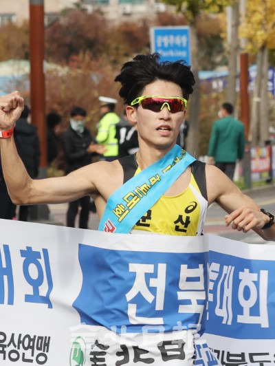 제32회 전북 역전마라톤대회가 열린 5일 전북일보사에서 출발해 군산시청까지 51.9km 구간을 달리는 첫날 경기에서 군산시 소속 도현국 선수가 군산시청 앞에 설치된 결승점을 가장 먼저 들어오고 있다. 조현욱 기자