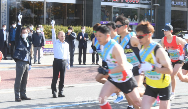전북일보가 주최하고 전북육상연맹이 주관한 '제32회 전북 역전마라톤대회'가 시작된 5일 전북일보사 앞에서 도내 14개 시ㆍ군 선수들이 출발 총성과 함께 힘찬 레이스를 시작하고 있다. /조현욱 기자