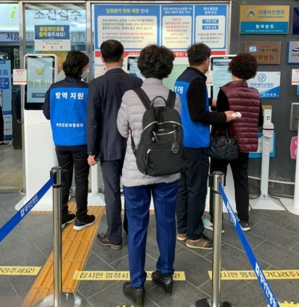 병원현장에서 건보공단 직원들이 방역지원업무를 하는 모습