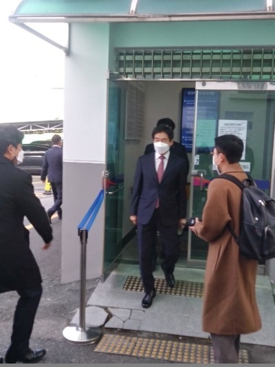 이용호 무소속 국회의원이 5일 전주지법 남원지원 형사법정에서 열린 공직선거법 위반 관련 첫 공판에 출석하고 있다. /김영호 기자