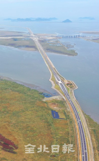 오는 26일 개통을 앞두고 있는 새만금 동서도로를 김제시 진봉면에서 바라보자 저 멀리 군산시 고군산군도가 펼쳐지고 있다. /오세림 기자