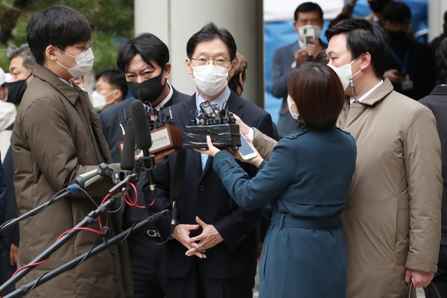 댓글 여론조작 혐의로 재판에 넘겨진 김경수 경남지사가 6일 오후 서울 서초구 서울고등법원에서 열린 항소심 선고공판을 마친 뒤 건물을 나서며 취재진 질문에 답하고 있다. /연합뉴스