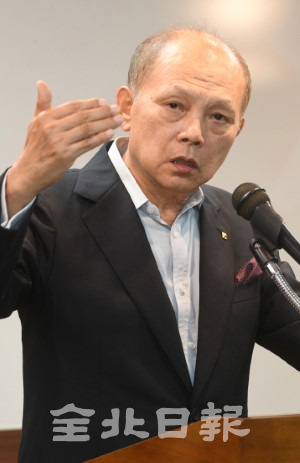 전북일보 리더스아카데미 7기 2학기 7강이 6일 열려 전북은행 임용택 은행장이 '재태크 성공법'이라는 주제로 코로나19의 불확실한 시대에 현명한 투자 방법에 대해 특강을 하고 있다. /오세림 기자