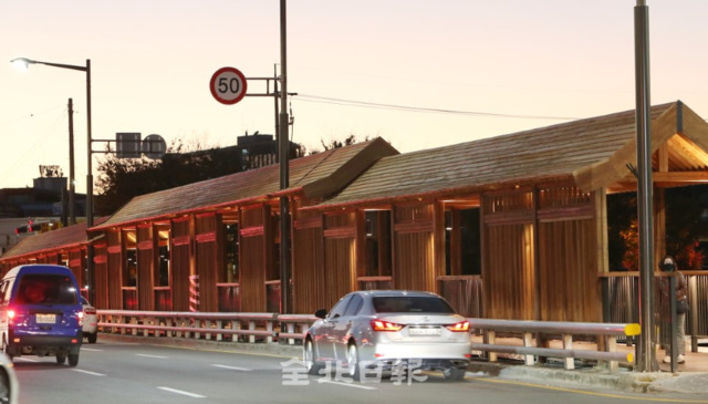 전주시가 삼천 우림교 위에 경관시설 조성사업으로 9억원의 예산을 들여 공사중인 한옥형 터널 공사가 8일 필요성에 대한 의문이 제기되고 있다. /조현욱 기자