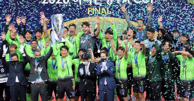 8일 오후 전북 전주월드컵경기장에서 2020 하나은행 FA컵에서 우승한 전북 현대 선수들이 우승컵을 들고 기뻐하고 있다. /사진=연합뉴스