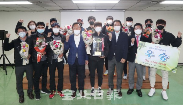 제32회 전북 역전마라톤 시상식이 전북일보사에서 열린 6일 수상자들과 각 시·군 관계자들이 기념촬영을 하고 있다. 조현욱 기자