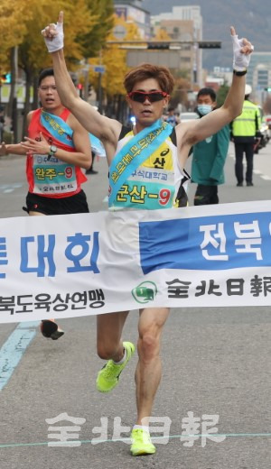 제32회 전북 역전마라톤대회 2일 차 경기가 펼쳐진 6일 순창군을 출발해 전북일보사까지 70.0km를 달린 군산시의 마지막 주자(김선호 선수)가 두 손을 높이 들고 결승점에 들어서고 있다. /조현욱 기자