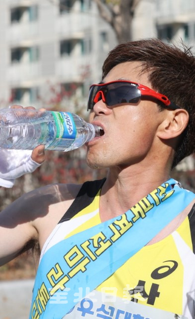 대회 첫날 소구간을 완주한 군산 김선호 선수가 물을 마시며 갈등을 해소하고 있다.
