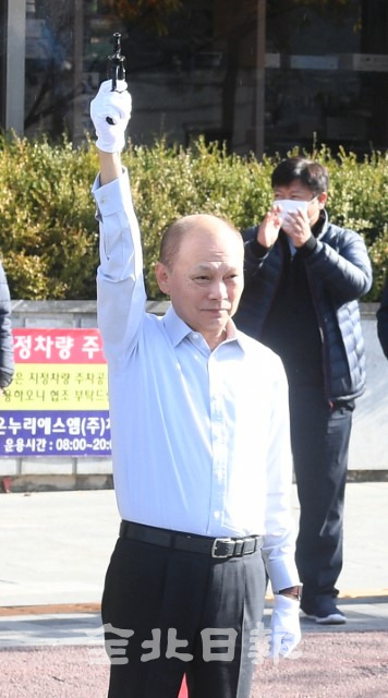 임용택 전북은행장이 출발총성을 울리고 있다.