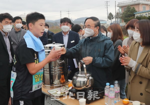 대회 2일 차 심민 임실 군수가 소구간을 통과한 선수들에게 물과 간식을 건네고 있다.