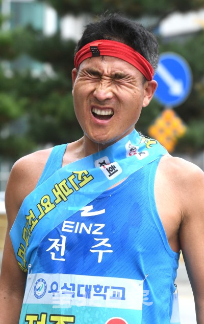 전주시선수단 마지막 주자로 나선 박성효 선수가 결승점을 통과하고 가쁜 숨을 몰아쉬고 있다.