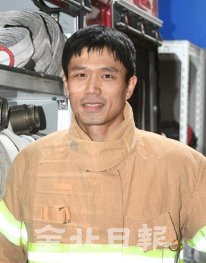 제58주년 소방의날을 맞은 9일 전주완산소방서 효자119안전센터에서 근무하는 김성진 소방위는 전국소방기술경연대회에서 우수한 성적을 달성하며 인명구조와 화재진화에 더욱 신속하게 임하겠다는 뜻을 전하고 있다. /오세림 기자