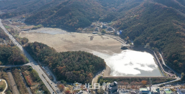 전주시 아중저수지 경관공사와 수문 보수공사가 늦어지면서 물이 빠진 아중저수지가 9일 황량한 모습을 보이고 있다. /오세림 기자