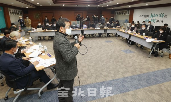 9일 전주시청 회의실에서 옛 대한방직 부지 시민공론화 추진위원회 이양재 위원장을 비롯한 관계자들이 시민공론화 추진에 따른 기자 간담회를 하고 있다. /조현욱 기자