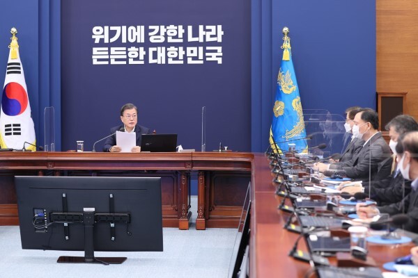 문재인 대통령이 9일 청와대에서 수석·보좌관 회의를 주재하고 있다. /사진=연합뉴스