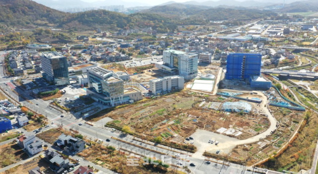 전북 금융중심지 지정이 정부와 정치권의 약속에도 불구하고 연내 지정도 힘들어지면서 전북혁신도시 (좌부터) 국민연금공단과 국민연금 기금운용본부, 국민연금 제2청사, 전북테크노비즈센텅 앞으로 금융사와 증권사들이 들어서야 할 부지가 텅 비어 있다. /오세림 기자