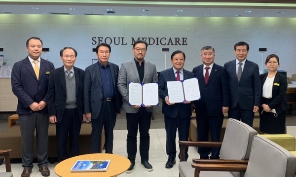 재경 전북도민회 장기철 부회장과 김강호 서울 메디케어 원장이 10일 MOU 체결 후 도민회 임원들과 함께 환하게 웃고 있다. (사진 왼쪽 두번째부터 이광기 도민회 사무총장, 장길영 전북일보 서울본부장, 김강호 원장, 장기철 부회장, 임정호 부회장, 탁경진 시·군향우회 사무총장 협의회장)