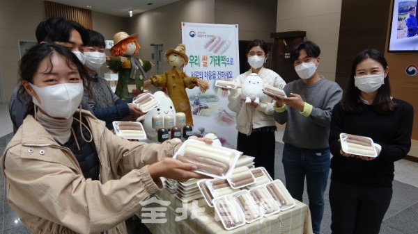 10일 농업인의 날을 앞두고 농촌진흥청 국립식량과학원에서 연구원들이 가래떡데이 행사를 열고 국산 쌀의 우수성을 알리고 있다. 조현욱 기자