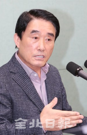 10일 전북도의회에서 고창군의회 최인규 의장이 더불어민주당 전북도당으로부터 받은 당직 제명 처분에 대한 반박 기자회견을 하고 있다. /조현욱 기자