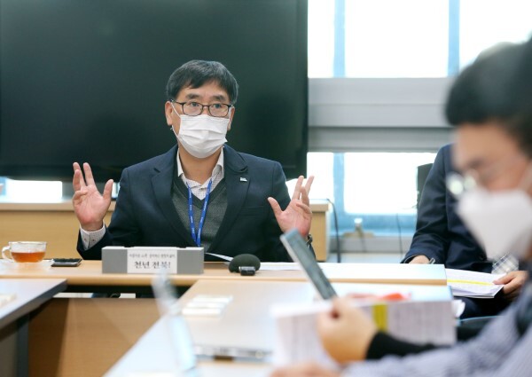 강승구 전북도 기획조정실장이 2021년 전북도 예산안을 설명하고 있다. /사진제공=전북도