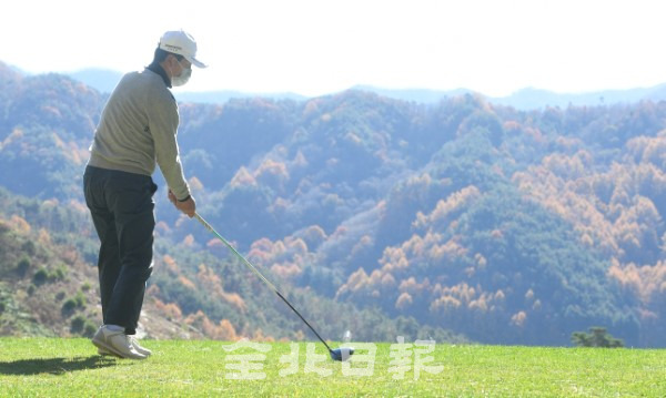 ‘전북출신 KPGA 프로 및 아마추어 프로암 대회’ 참가 선수가 장안산을 앞에 두고 티샷을 하고 있다. /오세림 기자