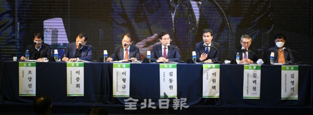 전북일보 창간 70주년 기념 '전북발전을 위한 도민 대토론회' 제1세션에 이형규 새만금위원장이 '전라북도 대도약의 과제와 전략'이란 발제에 토론자들이 종합토론을 하고 있다. /오세림 기자