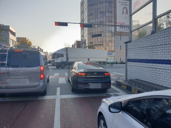 익산역 중앙지하차도 동쪽 진출 구간. 횡단보도가 가로질러 있는데 우측 시야가 벽에 가려 확보되지 않은 상태다.