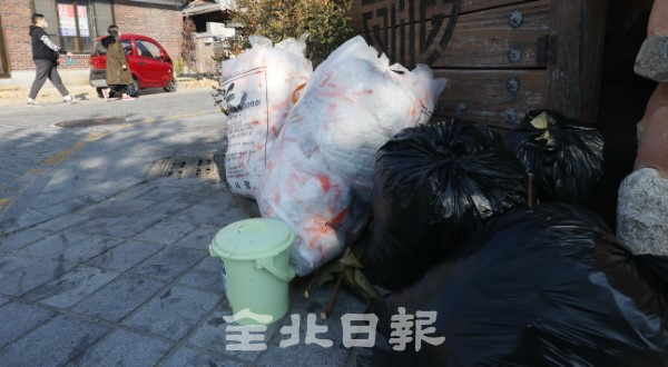 12일 전주시 한옥마을 곳곳에 무단 투기된 쓰레기들이 널브러져 있어 눈살을 찌푸리게 만들고 있다. /조현욱 기자