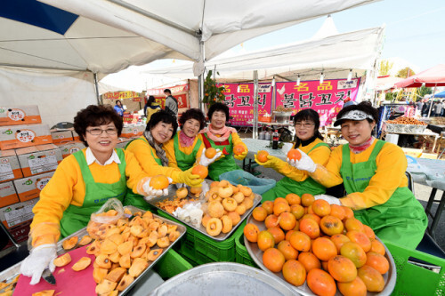 진영단감축제 행사장 장면.