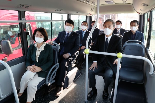 14일부터 전주시 마을버스가 운영되는 가운데 김승수 전주시장과 강동화 전주시의회 의장, 백순기 전주시설관리공단 이사장 등이 12일 개통식을 열고 차고지부터 월드컵경기장까지 마을버스를 시승하고 있다.