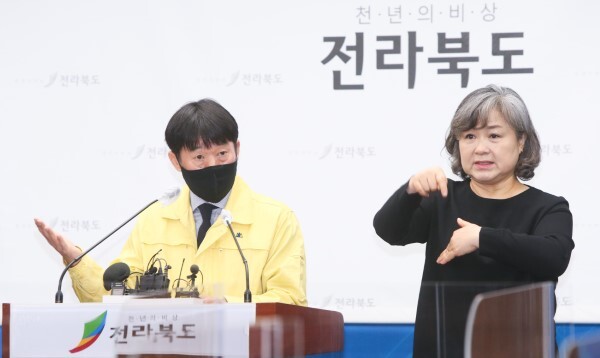 12일 오택림 전북도 복지여성보건국장이 마스크 착용 의무화 행정명령과 관련해 브리핑을 하고 있다.