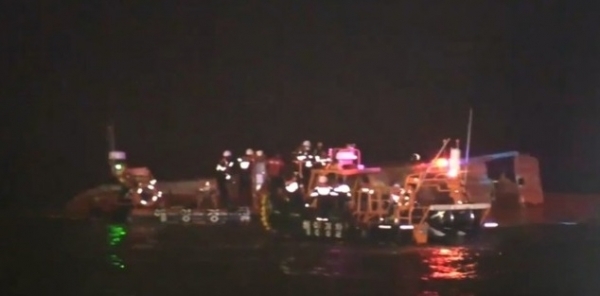 14일 오후 6시 7분께 인천 옹진군 소연평도 23해리(43km, NLL 남서방 12.5해리(23km)해상에서 군산어선(12t, 승선원 5명)이 전복돼 해경이 수색작업에 나섰다. (사진=인천해안경찰서 제공)