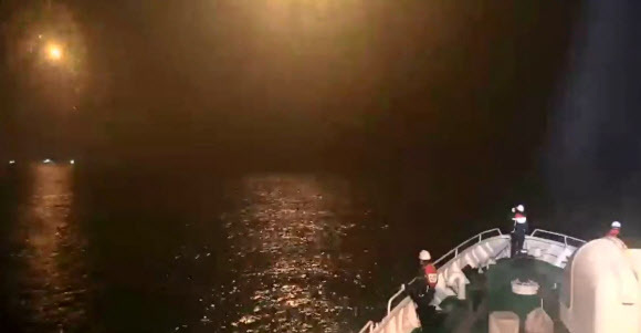 인천해경과 해군 등은 실종된 군산어민을 수색 중이다.