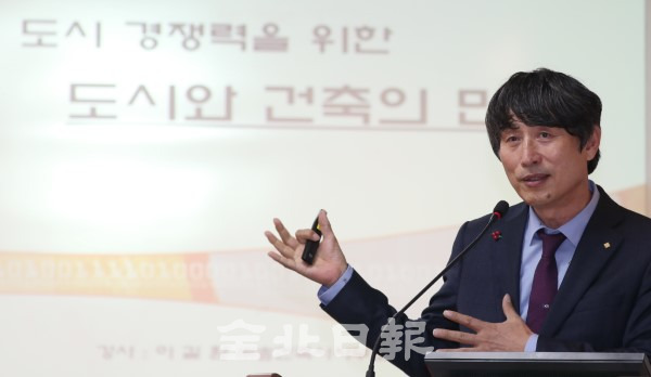 전북일보 리더스아카데미 제7기 2학기 8강의가 열린 지난 12일 전북일보사 공자아카데미 화하관에서 이길환 (주)吉건축사사무소 대표가 '도시 경쟁력을 위한 도시와 건축의 만남'을 주제로 강의를 하고 있다. /조현욱 기자