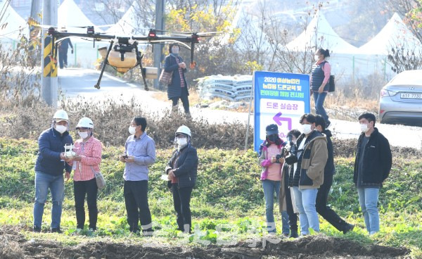 한국여성농업인전라북도연합회는 도내 최초로 13일 완주군 효청애 잔디광장에서 '2020 여성농업인 농업용드론교육 및 편이장비체험전시회'를 열어 드론전문강사와 함께 직접 드론을 조정해 보고 있다. /오세림 기자