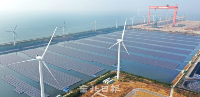 문재인 대통령의 '2050년 탄소중립' 선언으로 전북도가 새만금 권역에 추진하고 있는 재생에너지 클러스터 등의 사업이 탄력을 받을 전망이다. 사진은 군산 비응도에 위치한 해상 태양광과 풍력단지의 모습이다. /오세림 기자