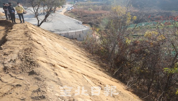 13일 전주 상암동 산지 원상복구 현장점검에서 채영병 의원과 담당 공무원들이 현장을 둘러보고 있다. /조현욱 기자