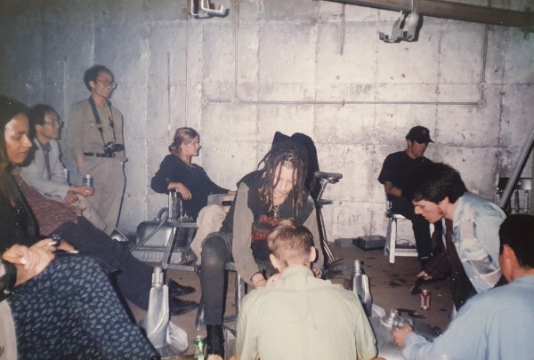 1992년 말 겨울, 브루클린의 마리아노 퍼포먼스 클럽 공연 장면