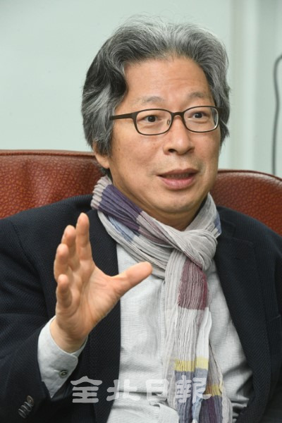 도내 출신으로 세계적 생명과학자인 카이스트 고규영 특훈교수가 코로나19 치료제 개발에 적용 가능한 기술을 성공시키며 바이러스 종식에 힘을 보태는 것이 과학자의 사명이라며 연구에 몰두하겠다는 뜻을 전하고 있다. /오세림 기자