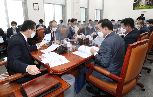 16일 국회에서 열린 예산결산특별위원회 제1차 예산안등조정소위원회에서 소위원장인 정성호 예결위원장이 의사봉을 두드리고 있다. /사진=연합뉴스