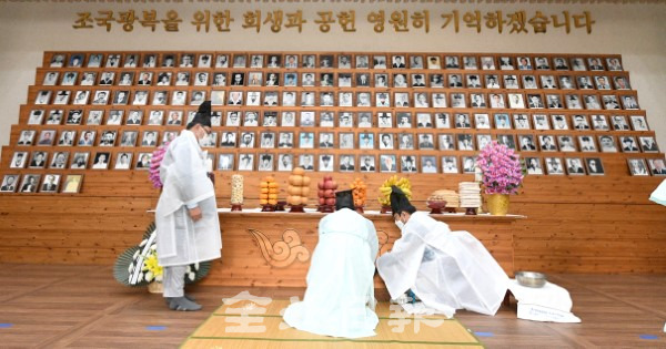광복회 전북지부는 제81회 순국선열의 날 기념행사를 17일 전북독립운동추념탑에서 열고 독립운동가 유족과 후손들이 충혼각에 모여 합동추모제를 모시고 있다. /오세림 기자