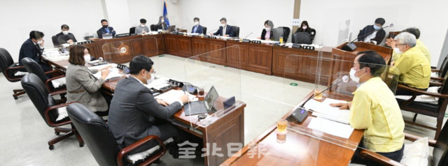 전주시의회 도시건설위원회는 17일 행정감사에서 전주시 도시개발 현안들의 현실성에 대해 지적하고 있다. /오세림 기자