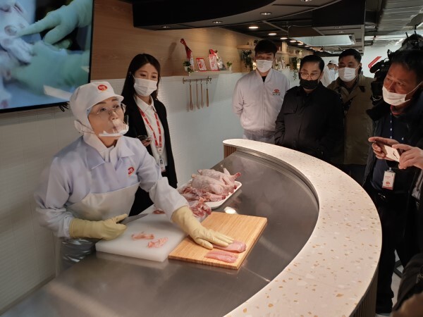 18일 오전 익산시 망성면의 하림 익산공장에서 진행된 팸투어에서는 도계된 닭의 발골 작업이 눈앞에서 펼쳐졌고, 신선한 닭 안심살 회 시식이 이어졌다.